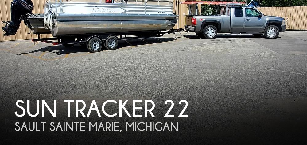 2017 Sun Tracker 22 DLX Party Barge