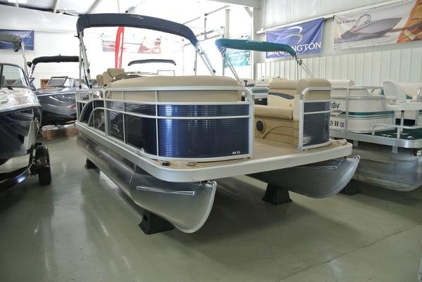 2017 Sun Tracker PARTY BARGE 18 DLX 40 ELPT BIG FOOT FOUR STROKE COMMAND