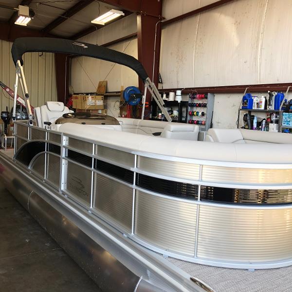 2017 Sun Tracker BASS BUGGY 18 DLX 40 ELPT BIGFOOT FOUR STROKE COMMAND T