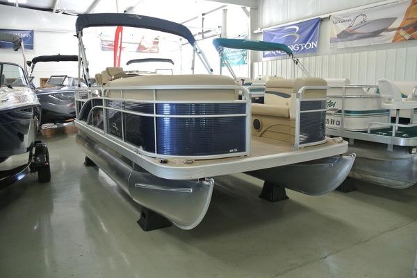 2017 Sun Tracker BASS BUGGY 16 DLX 20 ELPT FOURSTROKE WITH TRAILER