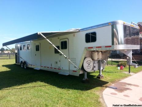 2004 Featherlite 4 horse trailer. 13' LQ w/ 6' slide out & 4' mid-tack