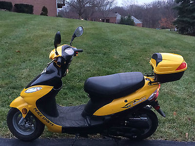 2013 50cc LIKE NEW Scooter low milage gently used by retirees yellow @ black