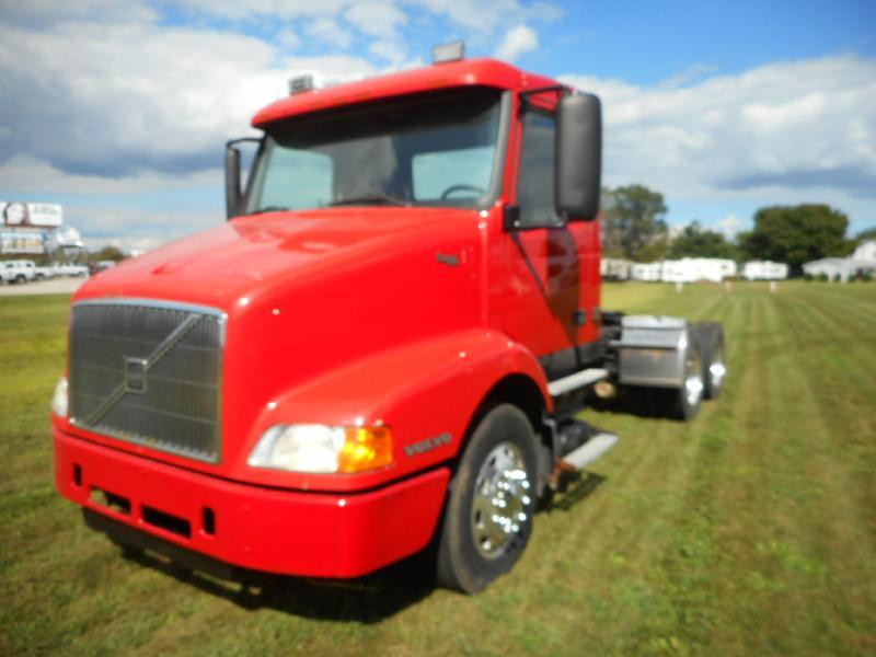 2002 Volvo Vnm420  Conventional - Day Cab