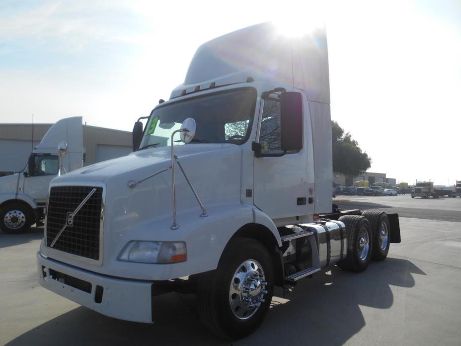 2013 Volvo Vnm42t200  Conventional - Day Cab