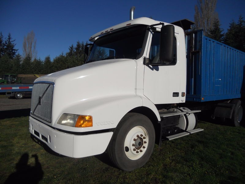 1999 Volvo Vnl64t  Conventional - Day Cab