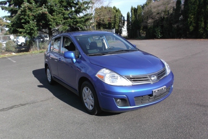 2011 Nissan Versa S**Automatic**Drives Perfect Fully Loaded Clean title