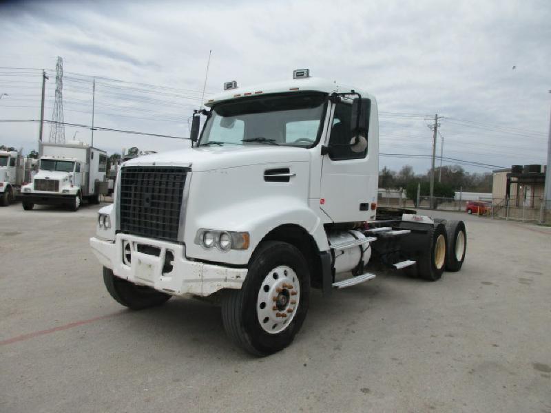 2008 Volvo Vhd104f  Conventional - Day Cab