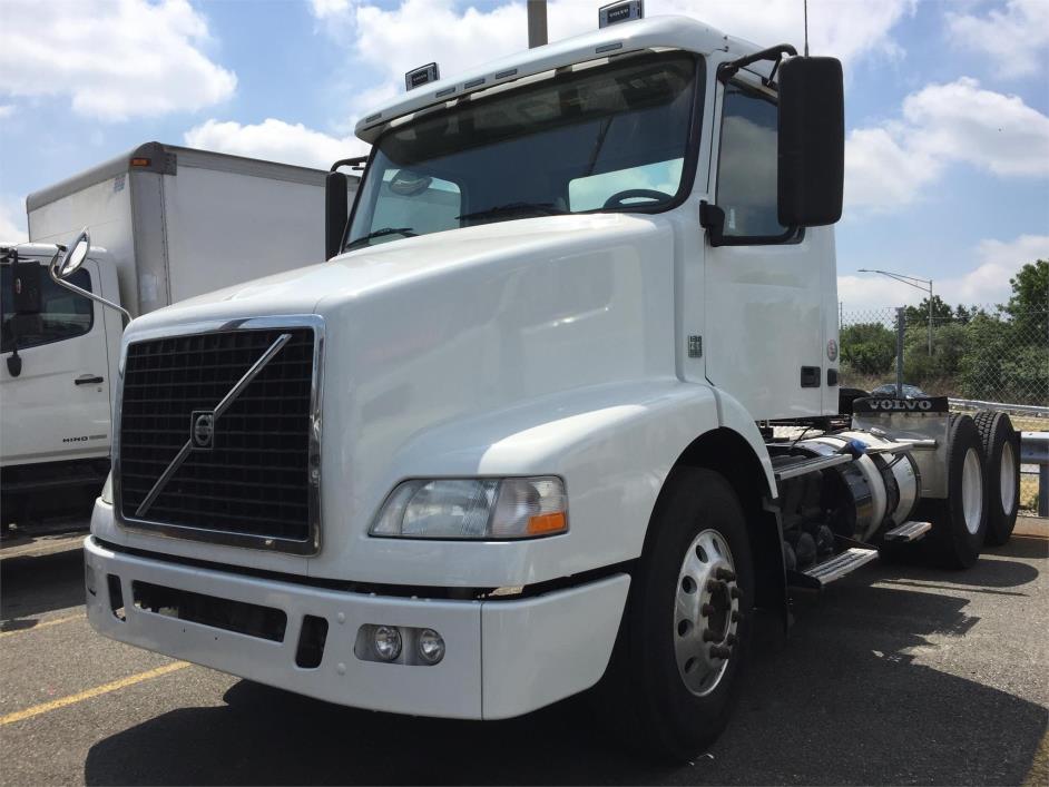 2011 Volvo Vnm64t200  Conventional - Day Cab
