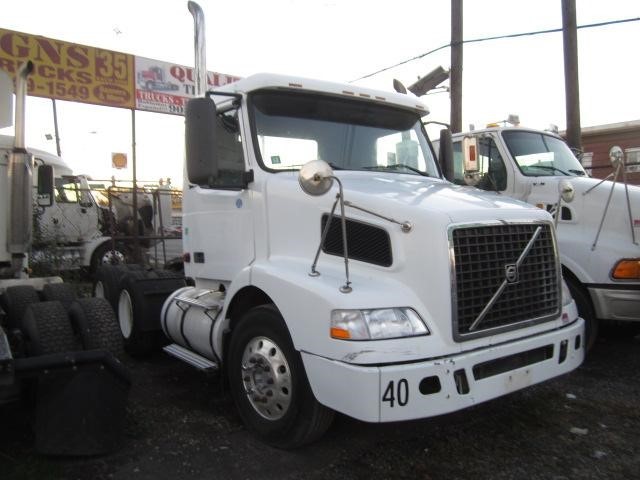 2006 Volvo Vnm64t200  Conventional - Day Cab