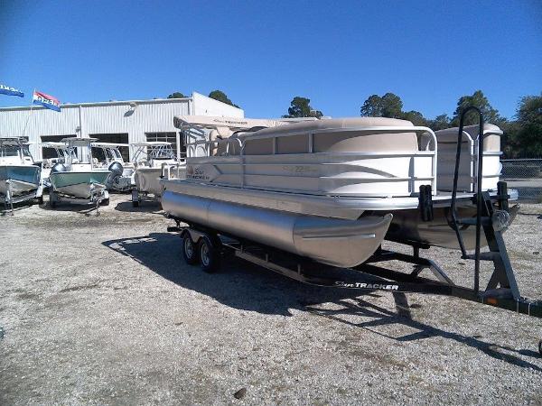 2016 Sun Tracker Party Barge 22 DLX