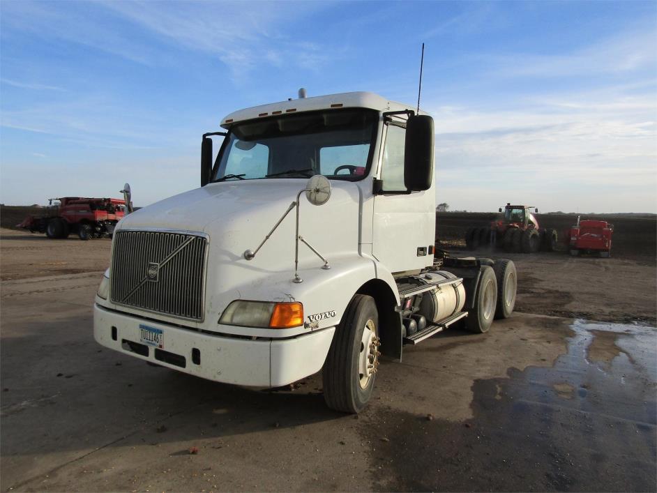 2000 Volvo Vnm42t200  Conventional - Day Cab