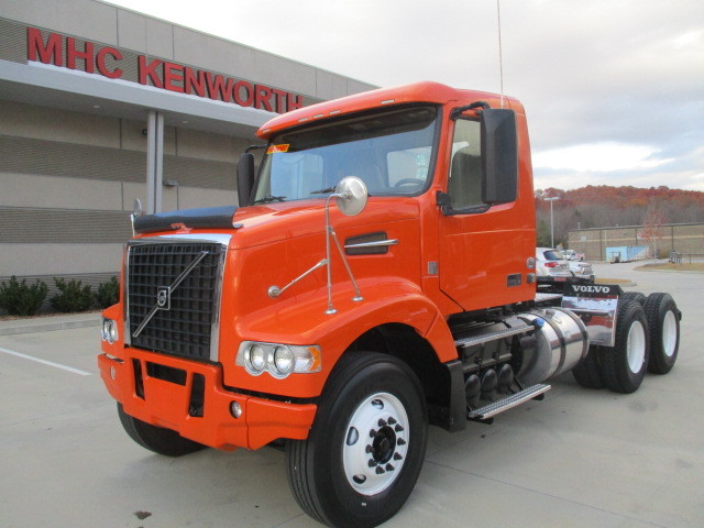2014 Volvo Vhd104f  Conventional - Day Cab
