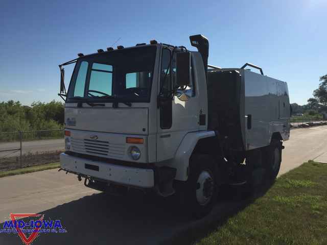 2005 Sterling Sc8000  Sweeper