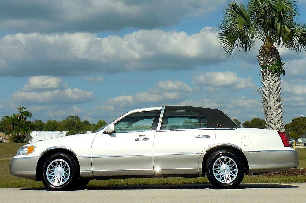 2000 Lincoln Town Car GORGEOUS SIGNATURE W/ DESIGNER PKG~PEARL WHITE! LUXURY SEDAN~LEATHER~CARRIAGE TOP~LOADED~HEATED SEATS~CERTIFIED~01 02 03 04 05