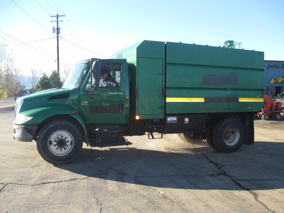2006 International 4200  Chipper Truck