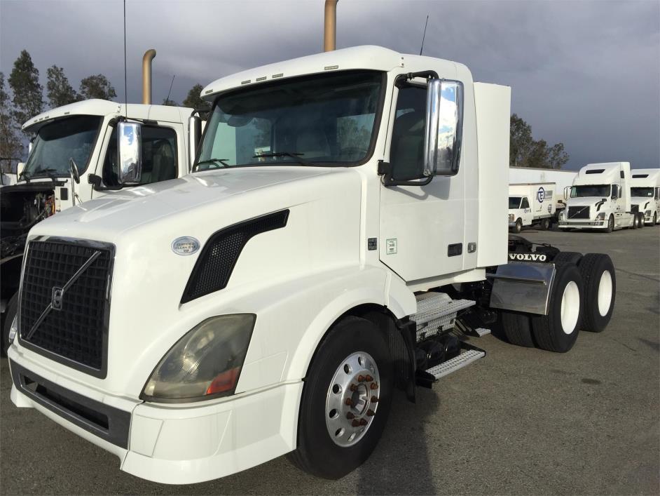 2010 Volvo Vnl  Conventional - Day Cab