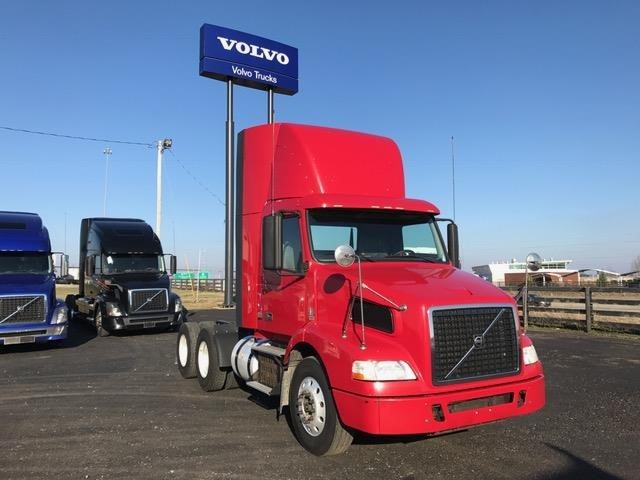 2012 Volvo Vnm64t200  Conventional - Day Cab