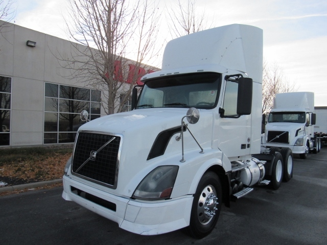 2011 Volvo Vnl64t  Conventional - Day Cab