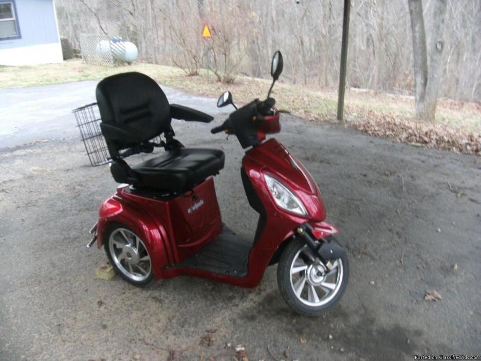Three wheel electric scooter