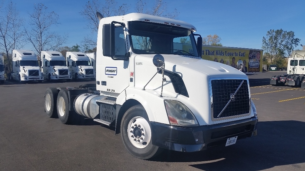 2011 Volvo Vnl  Conventional - Day Cab