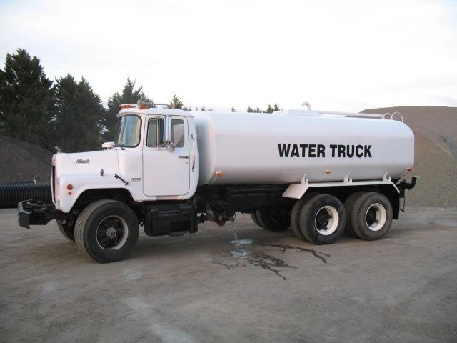 1973 Mack Dm685s  Water Truck