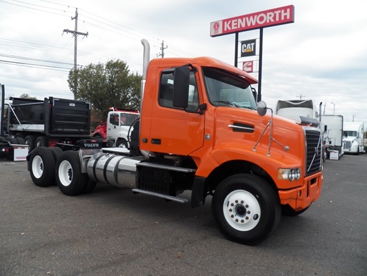 2014 Volvo Vhd104f  Conventional - Day Cab