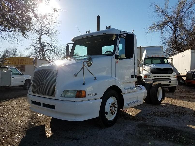 2000 Volvo Vnl  Conventional - Day Cab