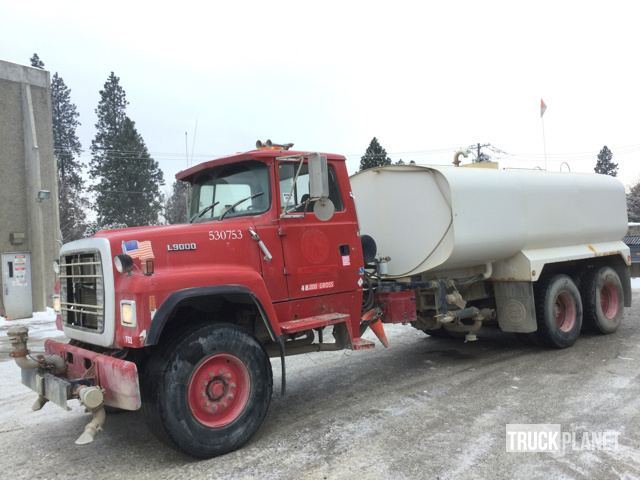 1992 Ford L9000  Water Truck