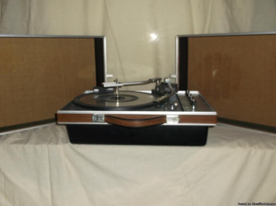 Portable GE 8/8 record player stereo