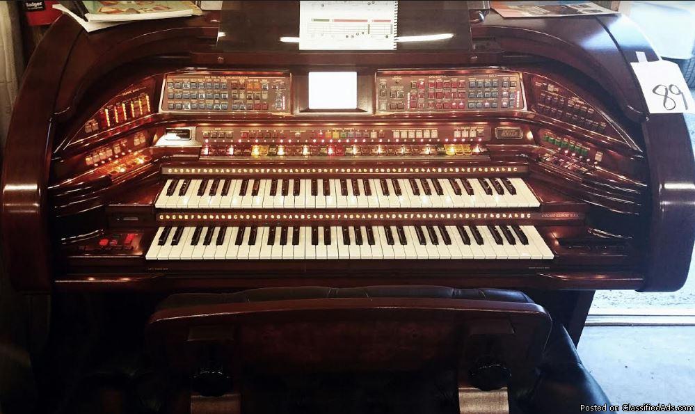 Like new Grand Royale SU600 Organ