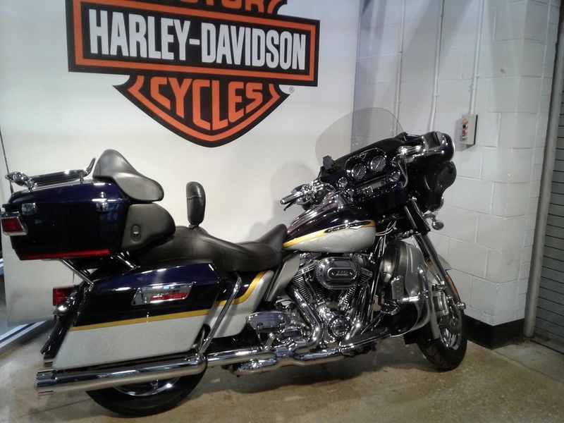 2012 Harley-Davidson CVO Ultra Classic Electra Glide FLHTCUSE7