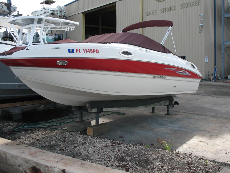 2011 Stingray Boats 215LR
