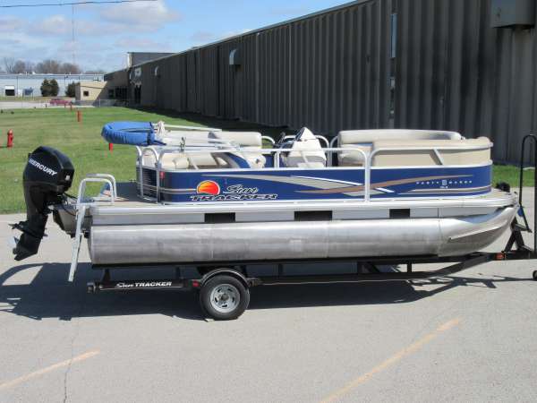 2013 Sun Tracker Party Barge 18 DLX