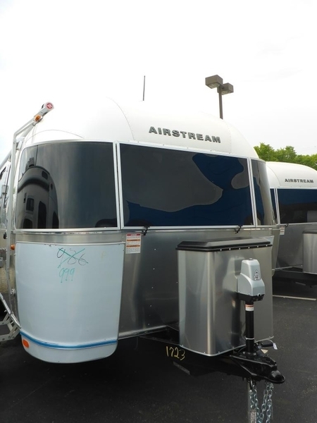 2017 Airstream International Signature IN 28WB6S Queen Rear Sig