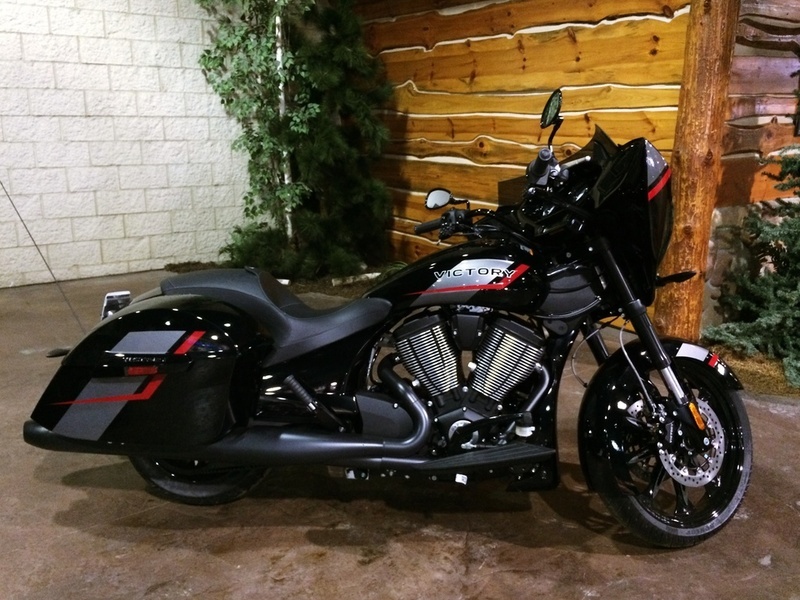 2017 Victory Motorcycles Magnum Gloss Black w/Graphics