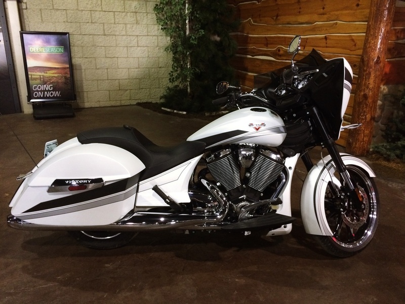 2016 Victory Motorcycles Magnum Suede Pearl White with Black & Silver