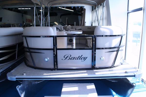 2016 Encore Boat Builders Bentley Pontoo