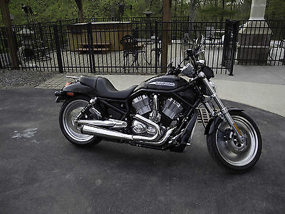 Harley-Davidson : VRSC 2004 harley davidson vrscb v rod motorcycle black with windshield and bag