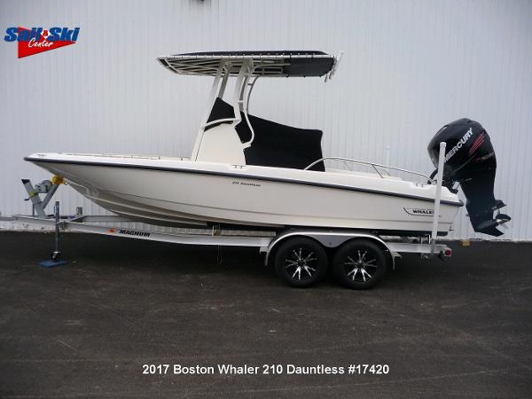 2017 Boston Whaler 210 Dauntless