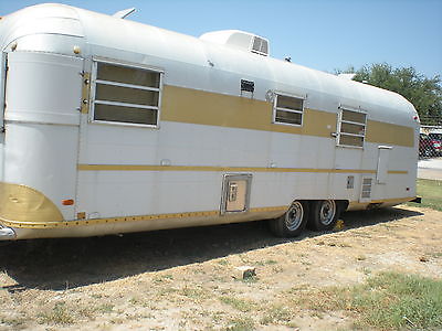 1971 Silver Streak Continental Delux Rocket 31ft camper trailer