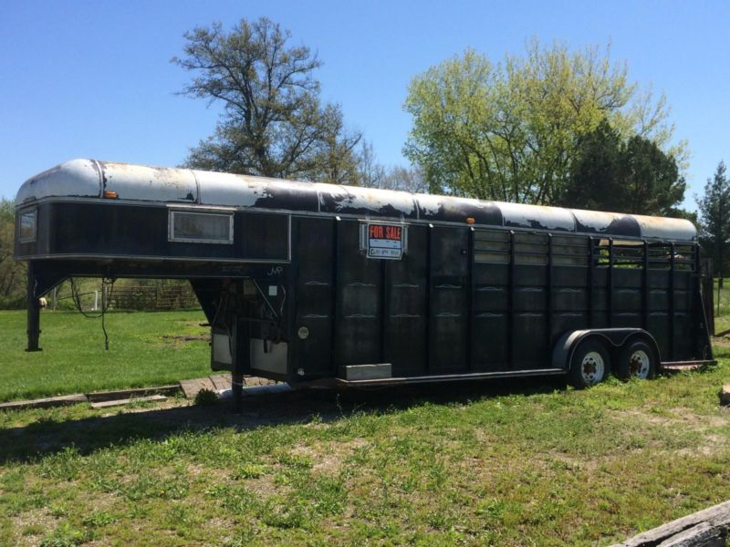 32 Ft Long Horse Trailer w/Living Quarters and Tack Room