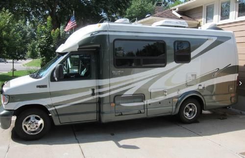 2003 Dynamax Isata 230