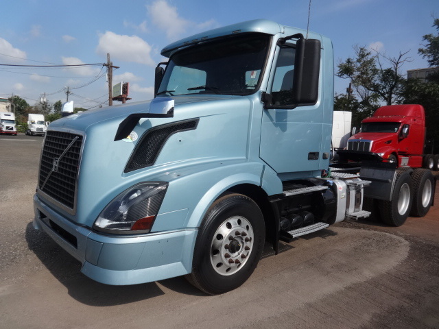 2011 Volvo Vnl300  Conventional - Day Cab
