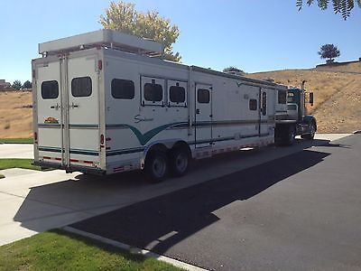 Sundowner 3 horse trailer with living qtrs and mid tack room