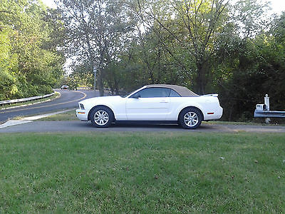 Ford : Mustang Deluxe 2006 ford mustang convertible only 38 000 miles