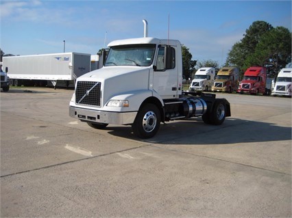 2011 Volvo Vnm42t200  Conventional - Day Cab
