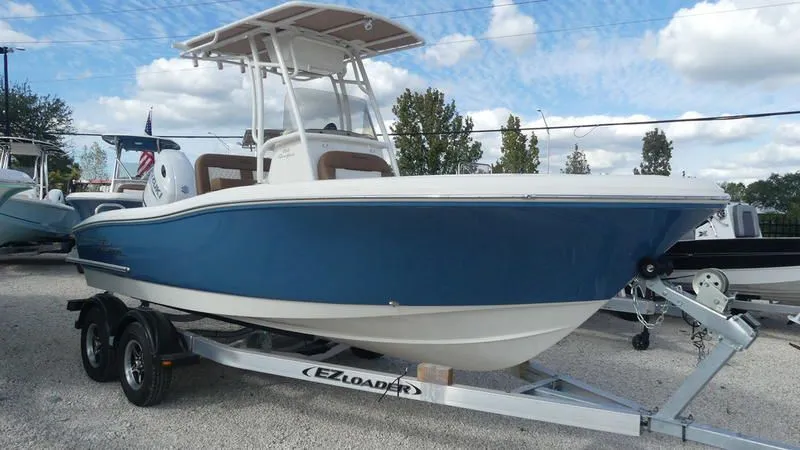 Outboard center console boat - Islander 222 - PIONEER BOATS - for fishing /  10-person max. / sundeck