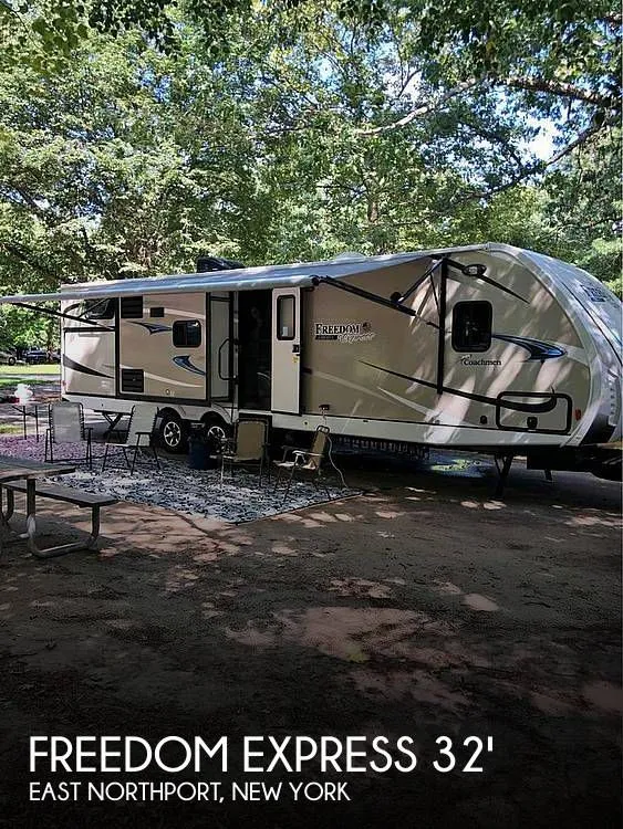 2019 Coachmen Freedom Express 320BHDS