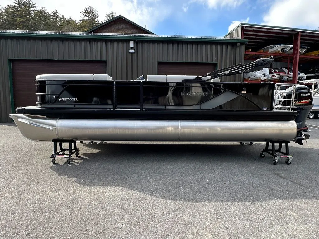 2024 Godfrey Pontoons Sweetwater 2286 SFL GTP 27 in. Center Tube Package in Lake George, NY