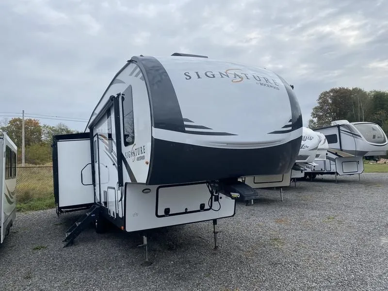 2019 Forest River Rockwood Signature Ultra Lite 8290BS